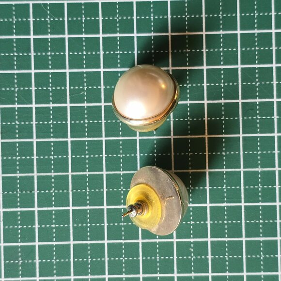 large faux pearl & goldtone round stud earrings, vintage - Picture 3 of 6